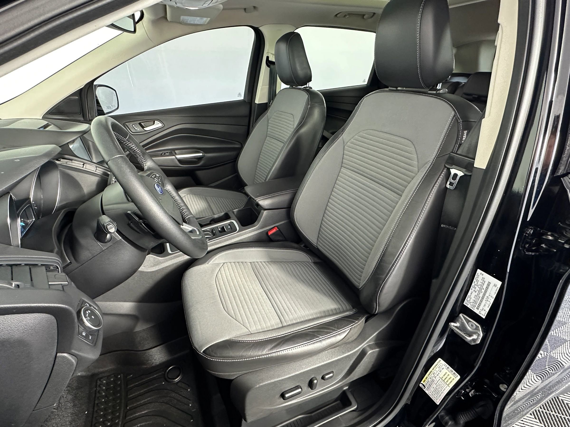 Used 2018 Ford Escape SE w/ Ford Safe & Smart Package AWD/4WD image 29