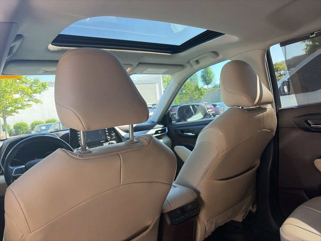 Used 2020 Toyota Highlander XLE AWD/4WD image 28