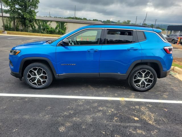 Used 2024 Jeep Compass Latitude AWD/4WD image 4