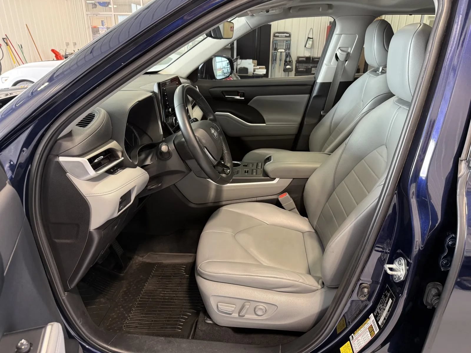 Used 2021 Toyota Highlander XLE AWD/4WD image 10