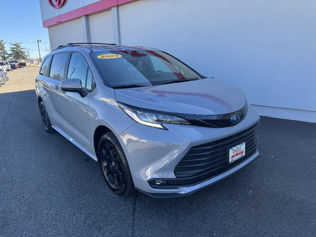 Used 2025 Toyota Sienna XLE Woodland Edition image 4