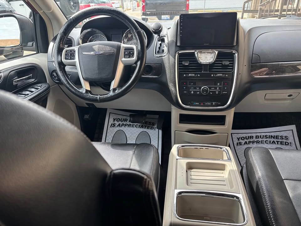 Used 2016 Chrysler Town & Country Touring w/ Driver Convenience Group FWD image 3