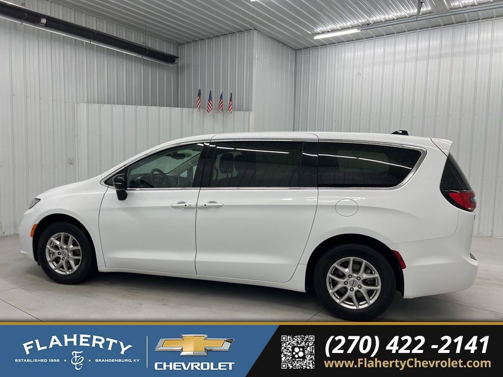 Used 2024 Chrysler Pacifica Touring-L FWD image 5