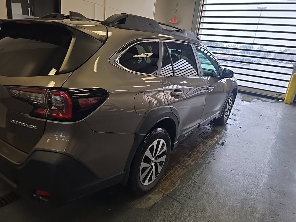 Used 2023 Subaru Outback Premium AWD/4WD image 3