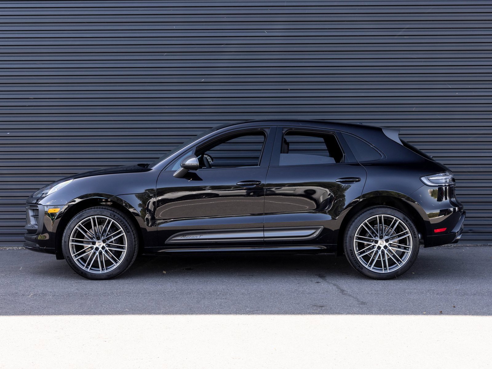 Used 2025 Porsche Macan Turbo image 2