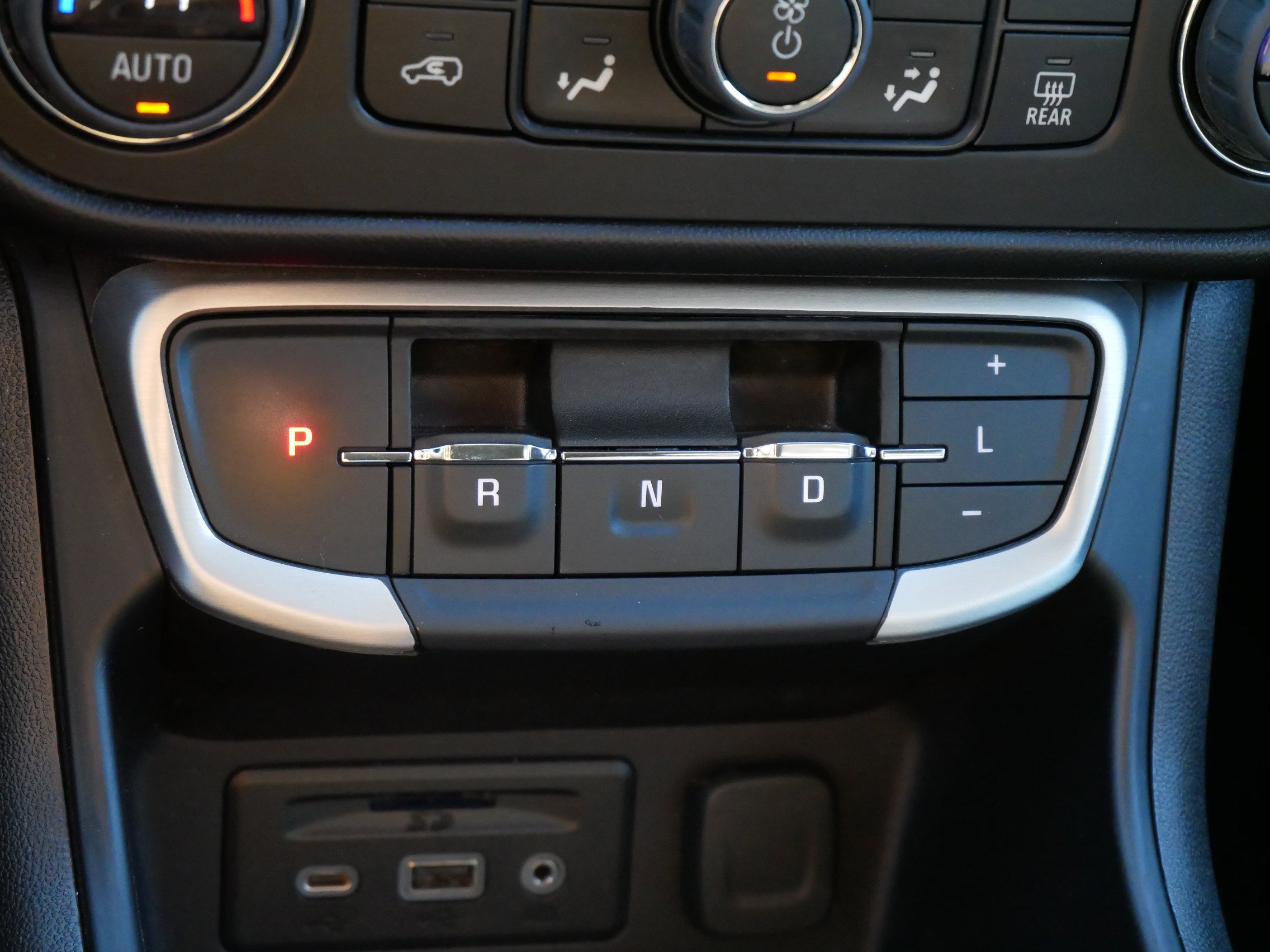 Used 2023 GMC Terrain SLT image 24