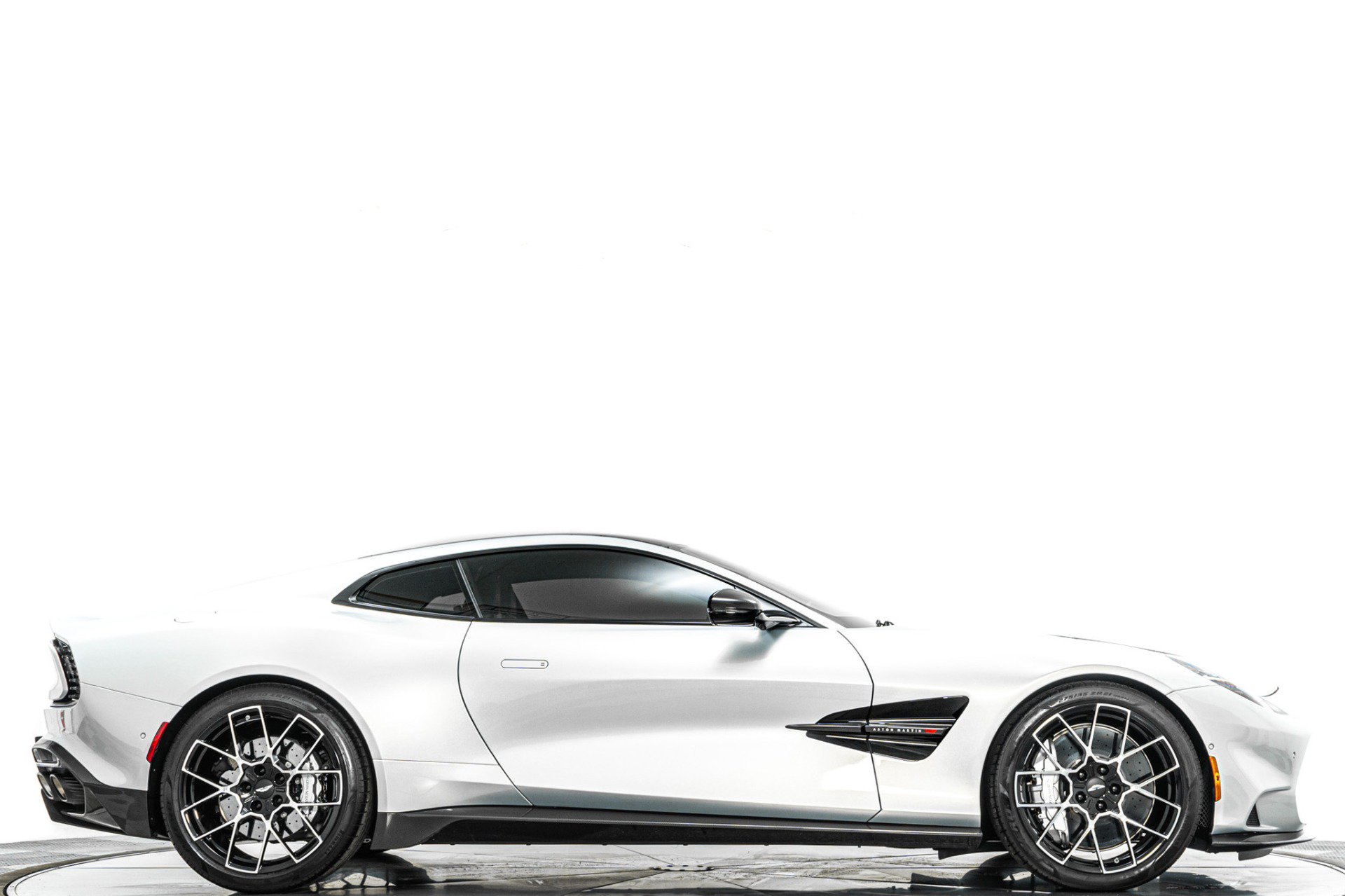 Used 2025 Aston Martin Vanquish RWD image 2