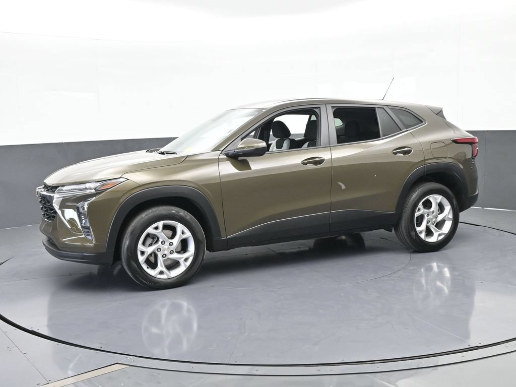 Used 2024 Chevrolet Trax LS w/ LS Convenience Package FWD image 2