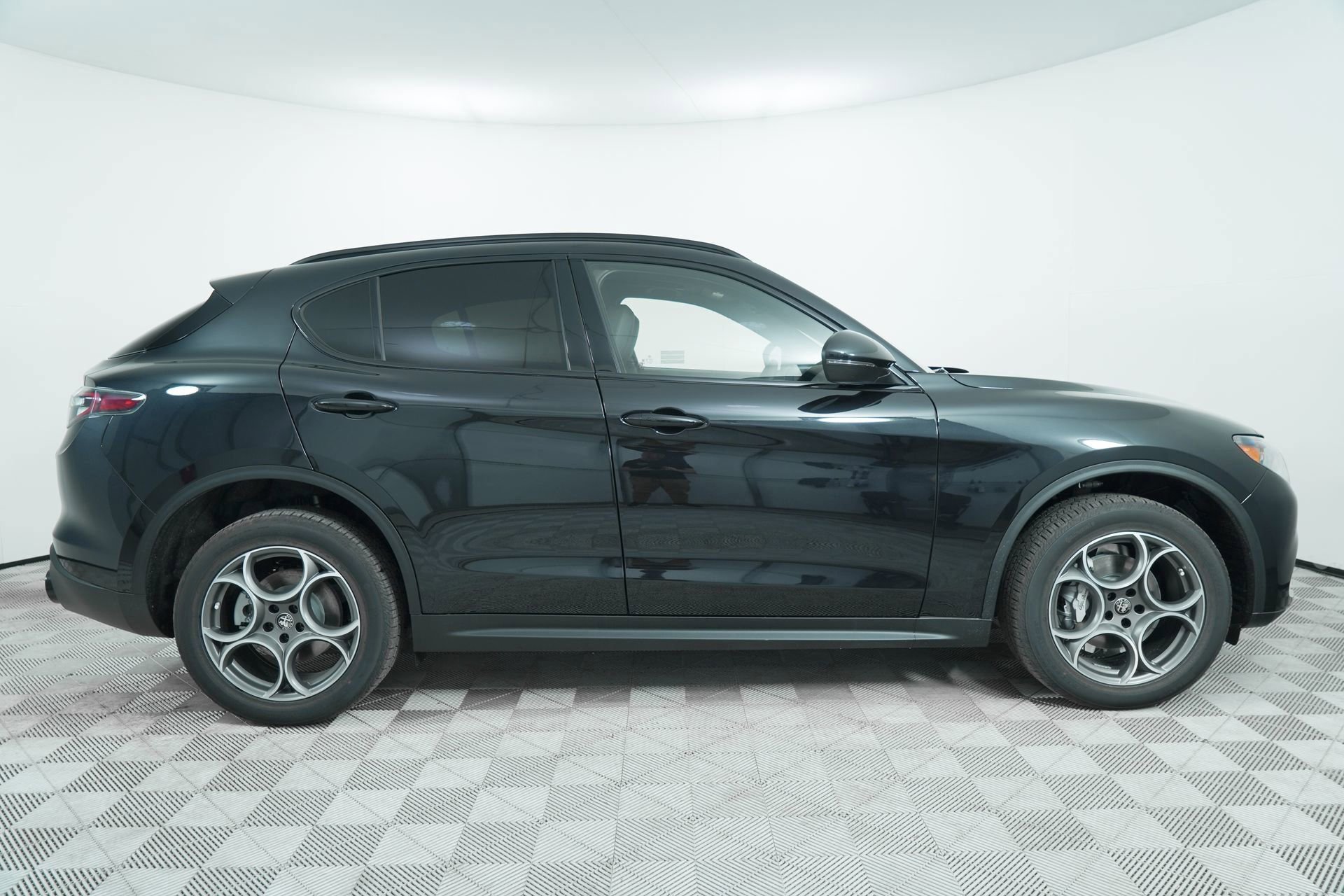 New 2025 Alfa Romeo Stelvio Sprint AWD/4WD image 8