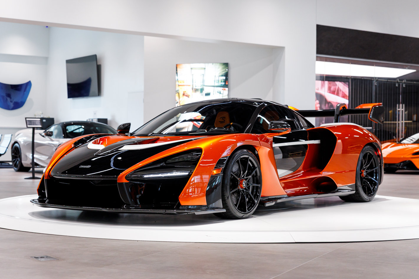 Used 2019 McLaren Senna RWD image 3