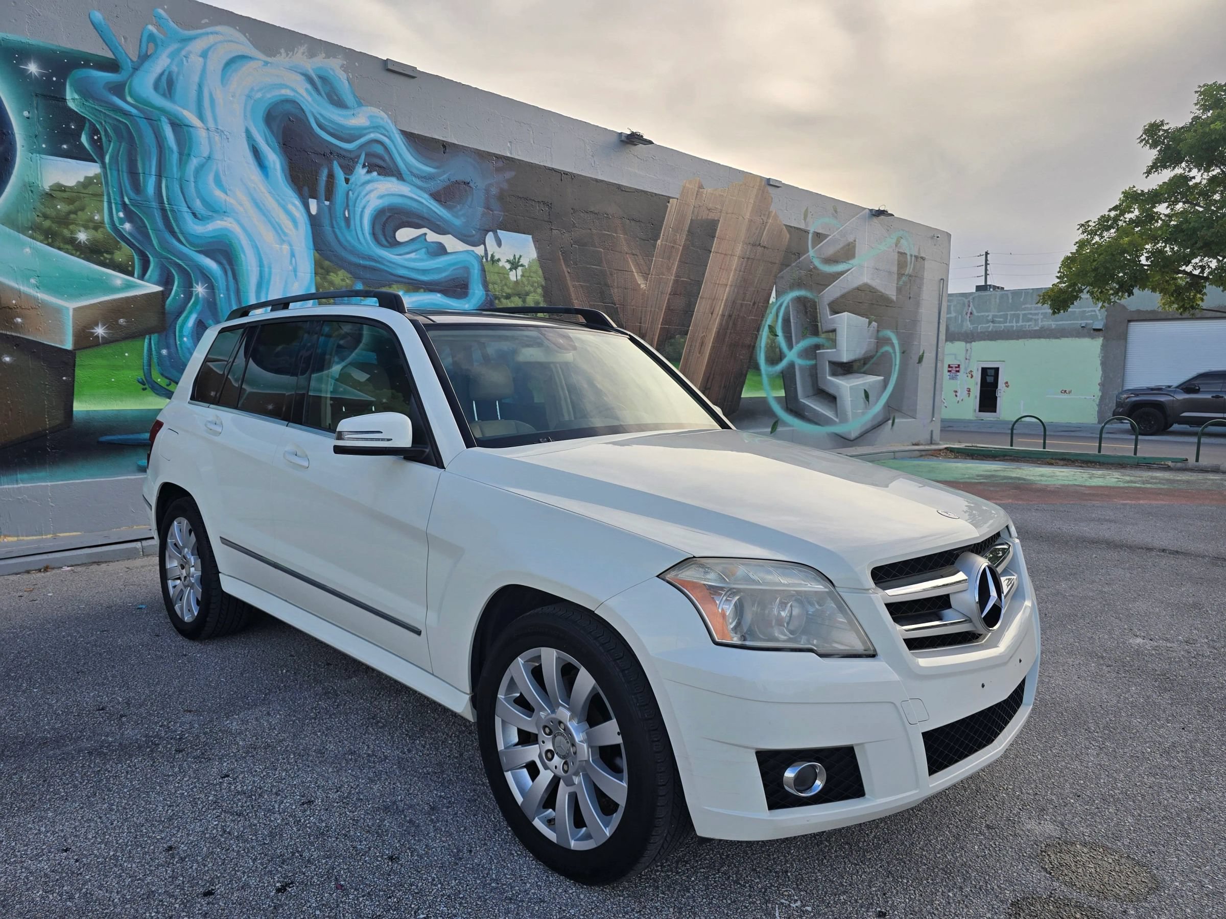 Used 2011 Mercedes-Benz GLK 350 4MATIC image 5