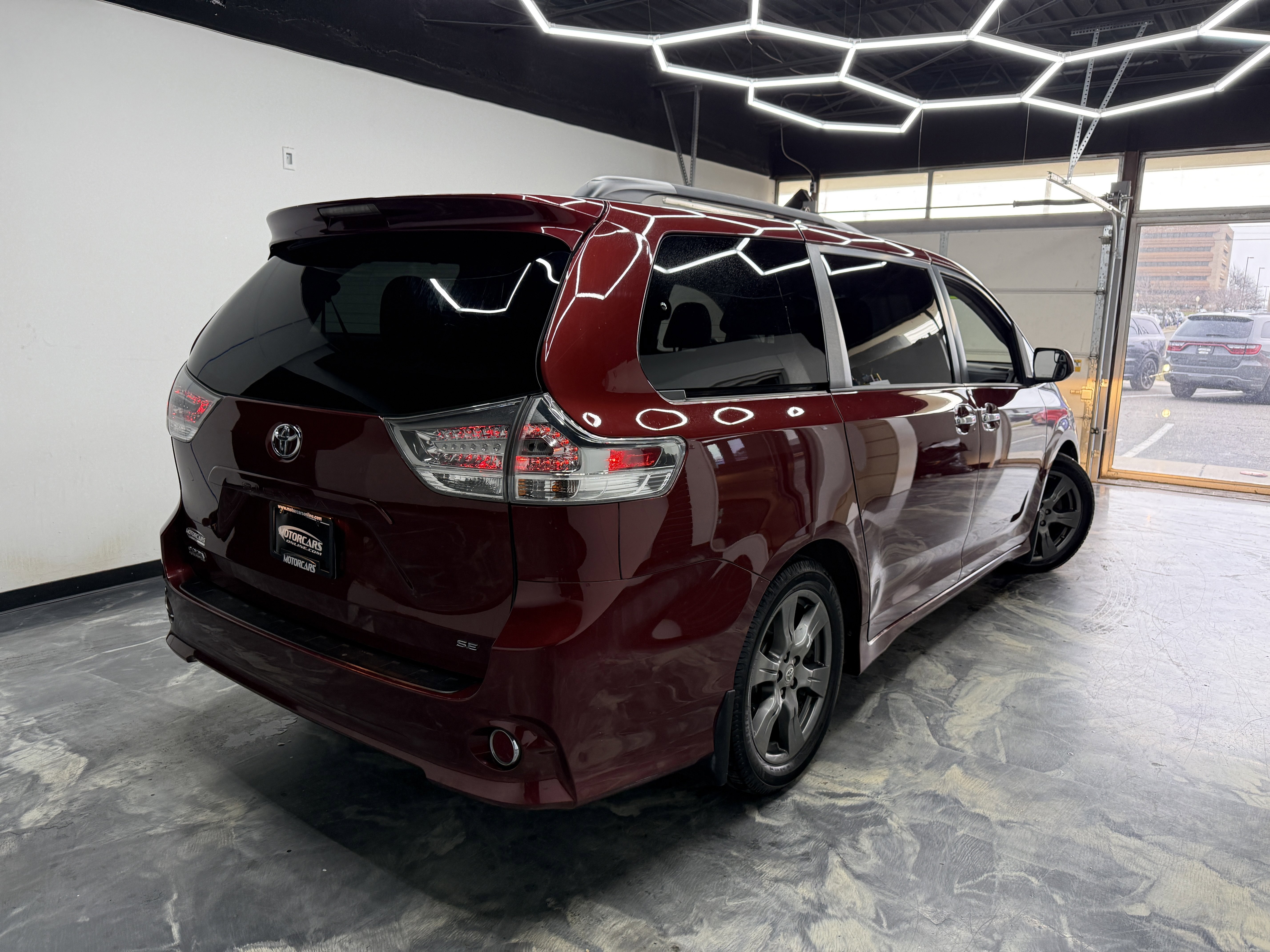 Used 2017 Toyota Sienna SE Premium image 5