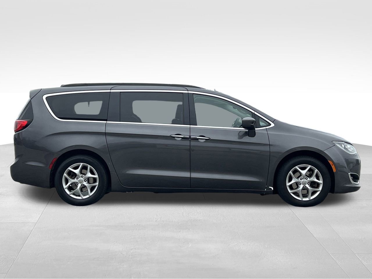 Used 2018 Chrysler Pacifica Touring Plus w/ Tire & Wheel Group image 33