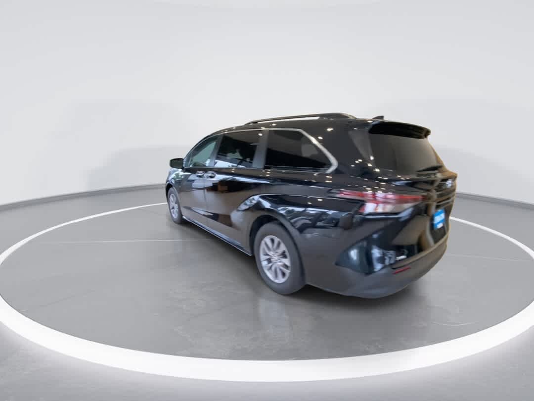 Used 2024 Toyota Sienna XLE AWD/4WD image 6