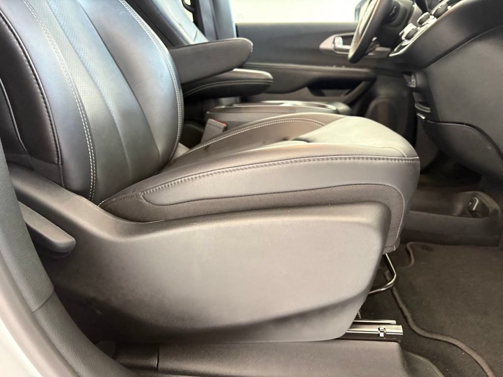 Used 2025 Chrysler Pacifica Select FWD image 38