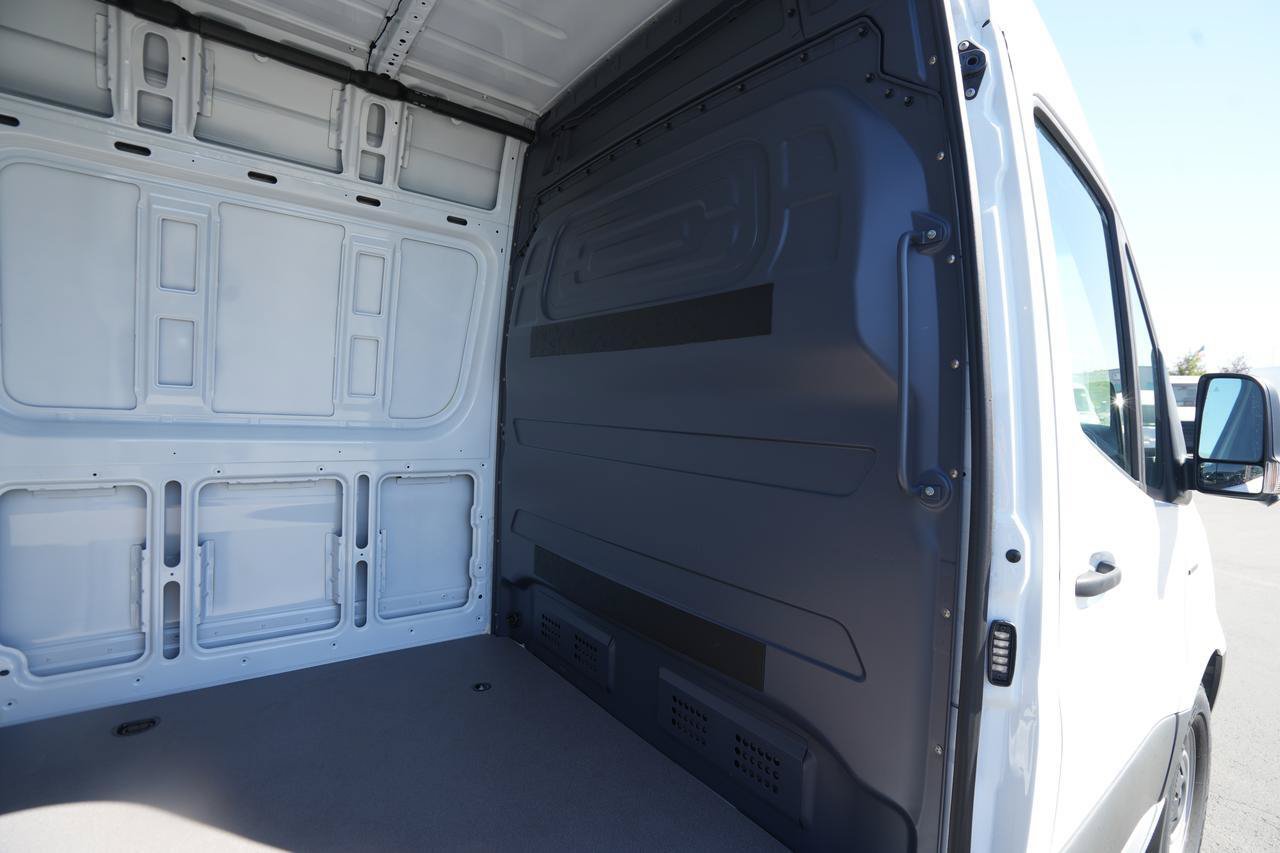 New 2025 Mercedes-Benz eSprinter 170 Cargo image 11