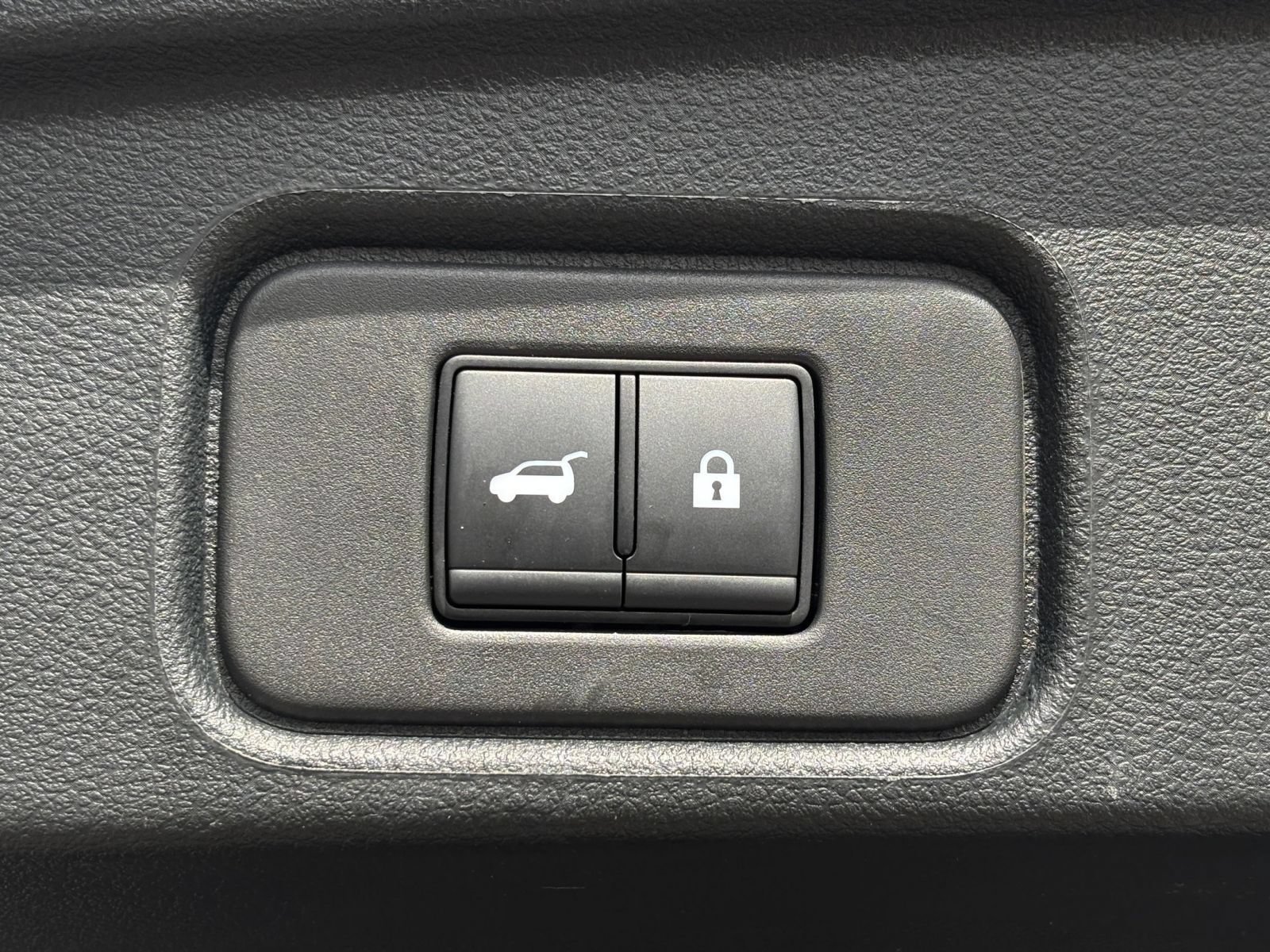 Used 2025 Nissan Pathfinder SV FWD image 23