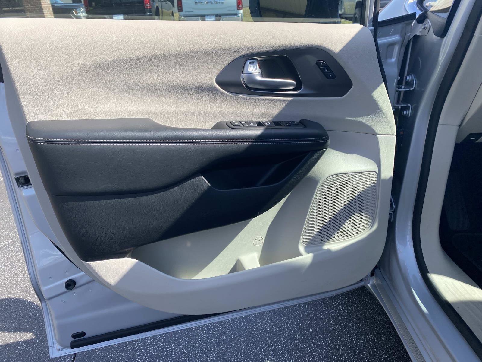 Certified 2024 Chrysler Pacifica Touring-L image 19