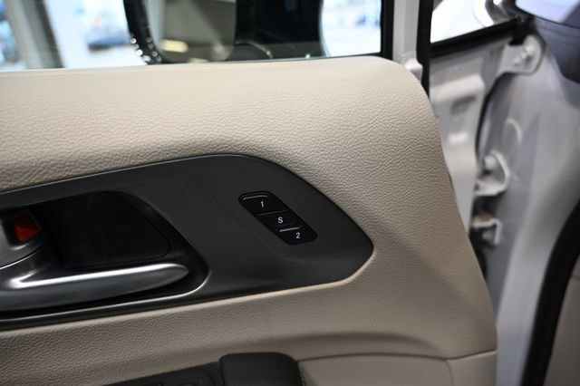 Used 2024 Chrysler Pacifica Touring-L FWD image 26
