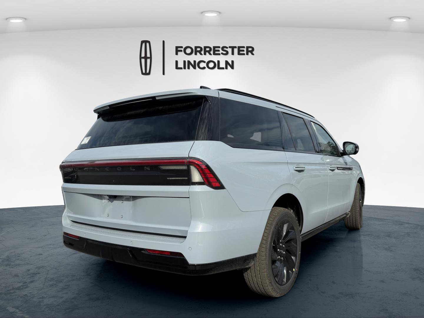 New 2026 Lincoln Navigator Reserve w/ Jet Appearance Package image 3