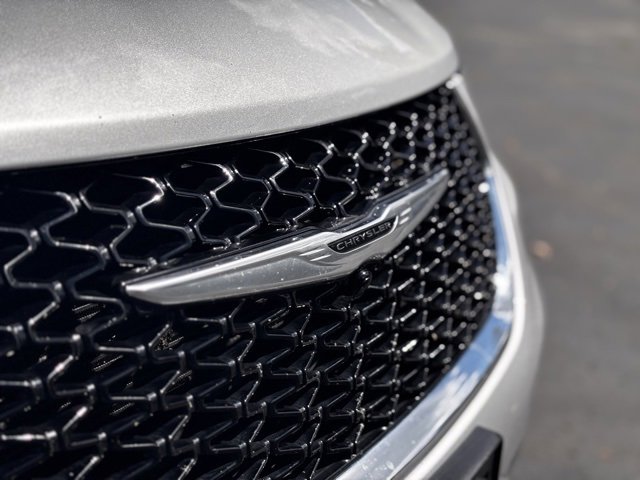 Used 2024 Chrysler Pacifica Touring-L image 28