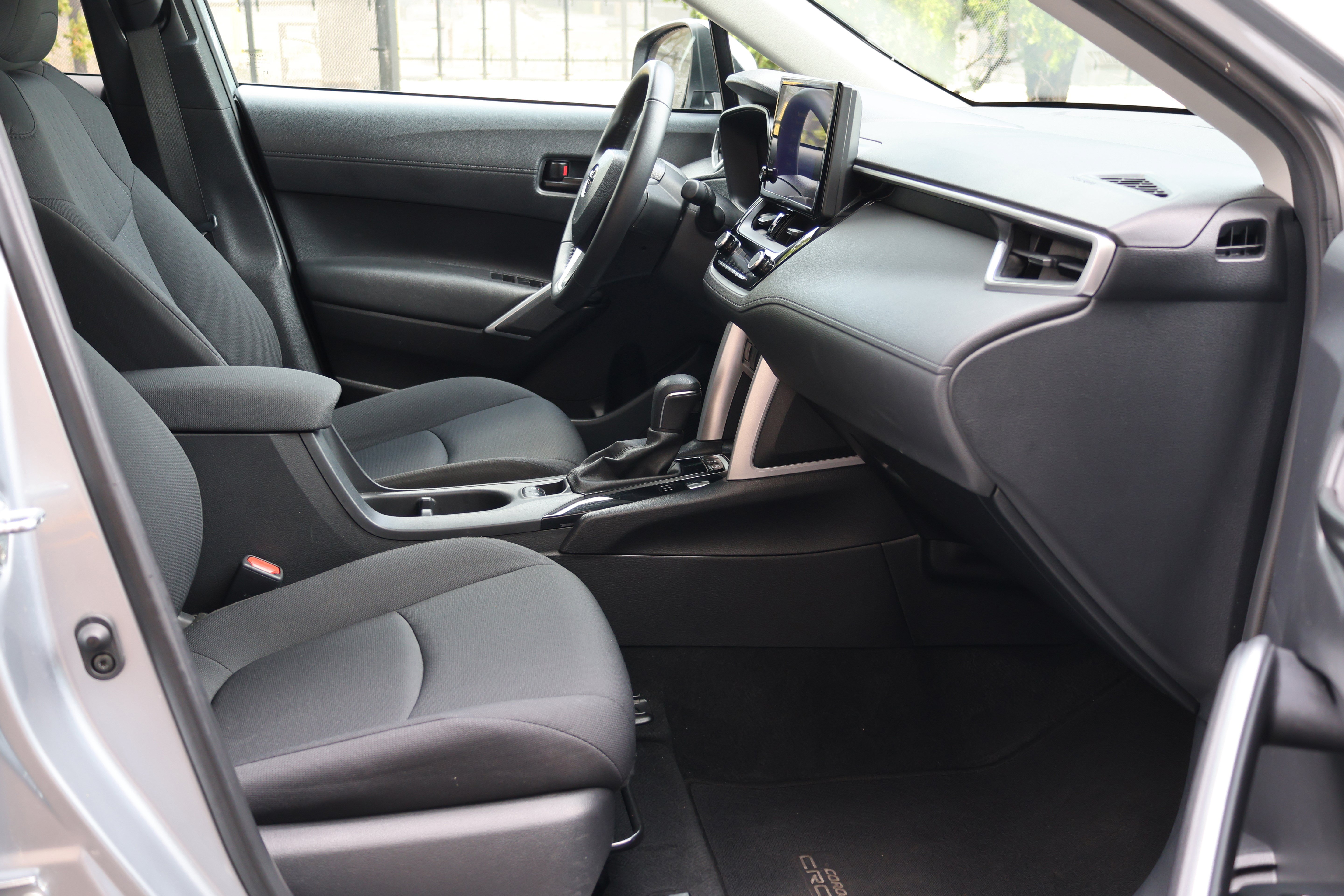 Used 2024 Toyota Corolla Cross LE AWD/4WD image 32