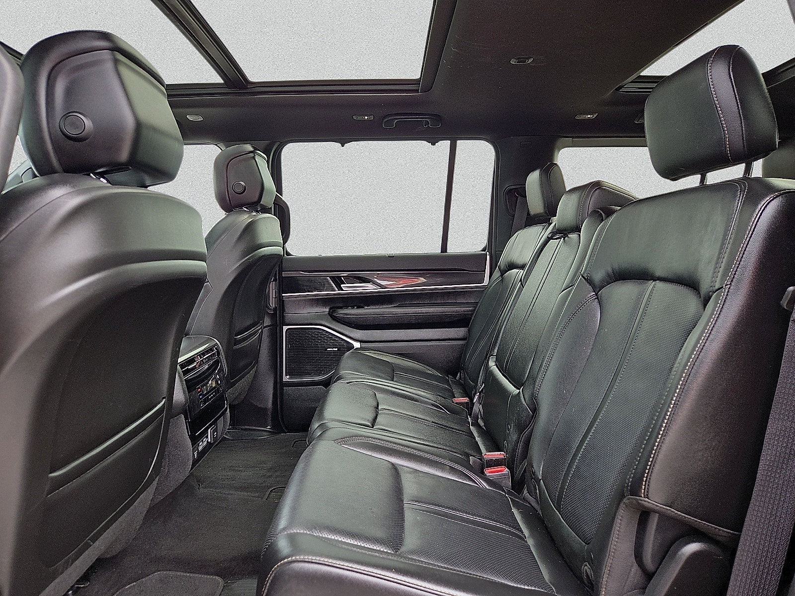 Used 2023 Jeep Wagoneer 4WD w/ Premium Group I image 11