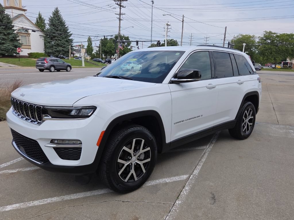 Certified 2025 Jeep Grand Cherokee Limited w/ Trailer Tow Package AWD/4WD image 8