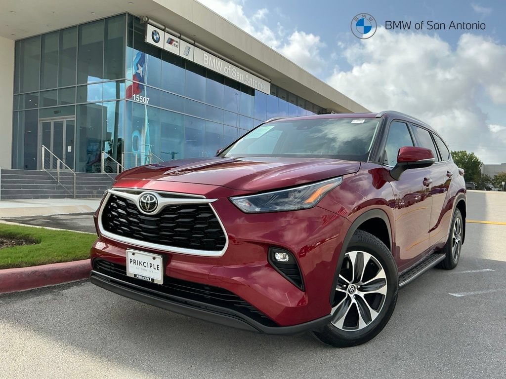 Used 2022 Toyota Highlander XLE FWD image 1