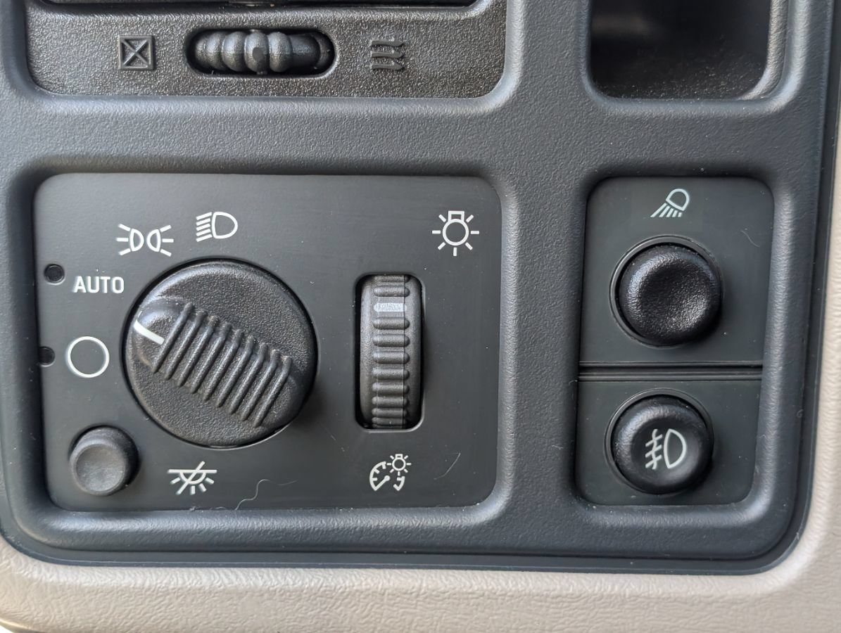 Used 2003 Chevrolet Avalanche 2WD image 24