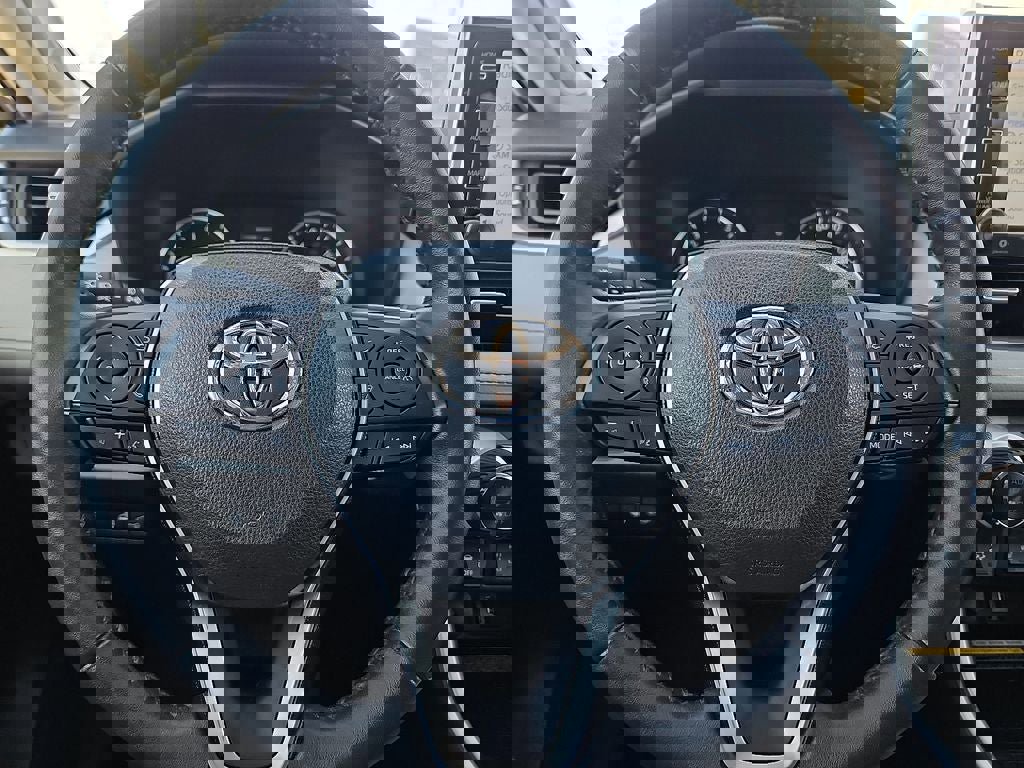 Used 2021 Toyota RAV4 XLE Premium image 30