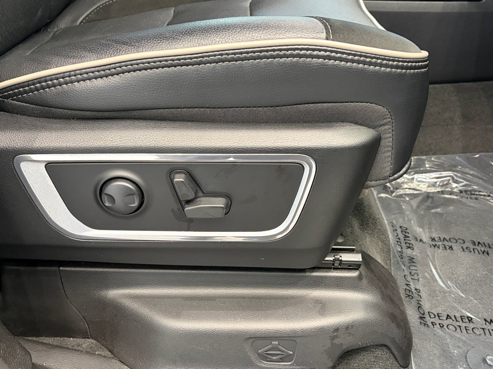 Used 2023 RAM 1500 Laramie AWD/4WD image 30