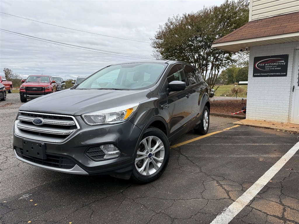Used 2017 Ford Escape SE image 2