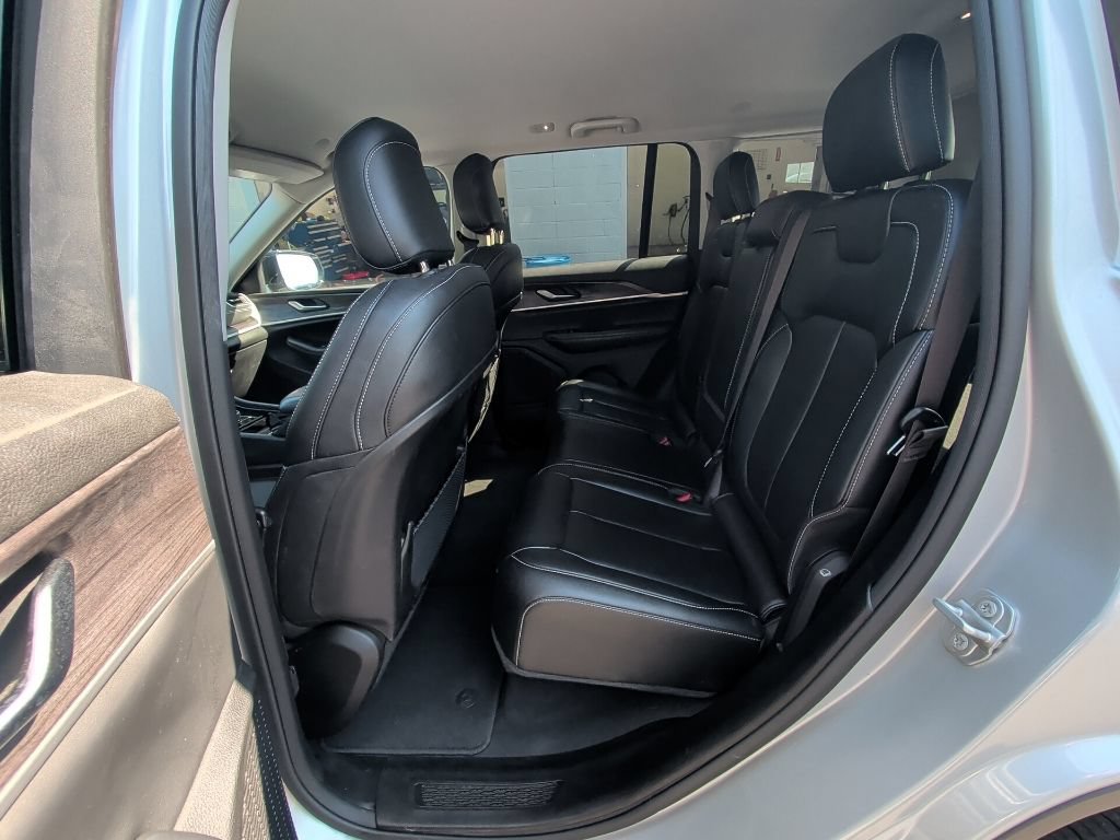 Used 2023 Jeep Grand Cherokee Limited AWD/4WD image 12