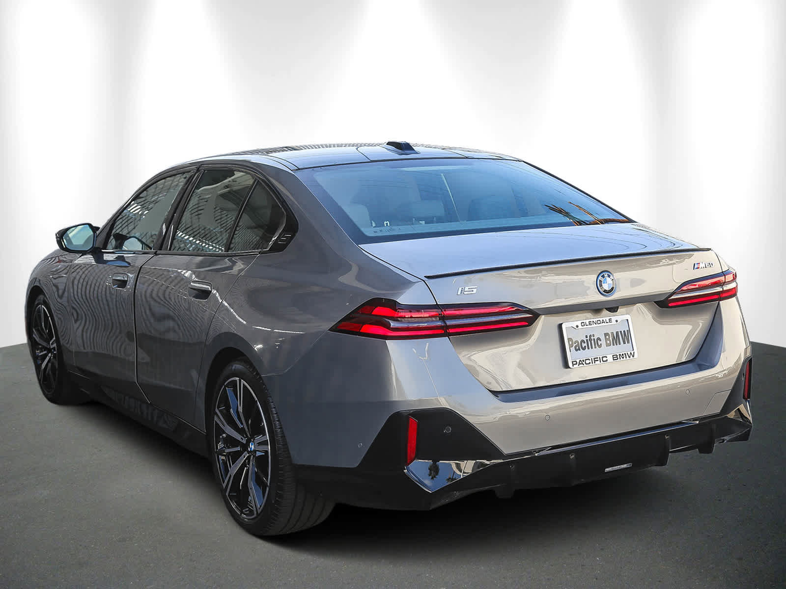 Used 2025 BMW i5 M60 w/ Premium Package image 4