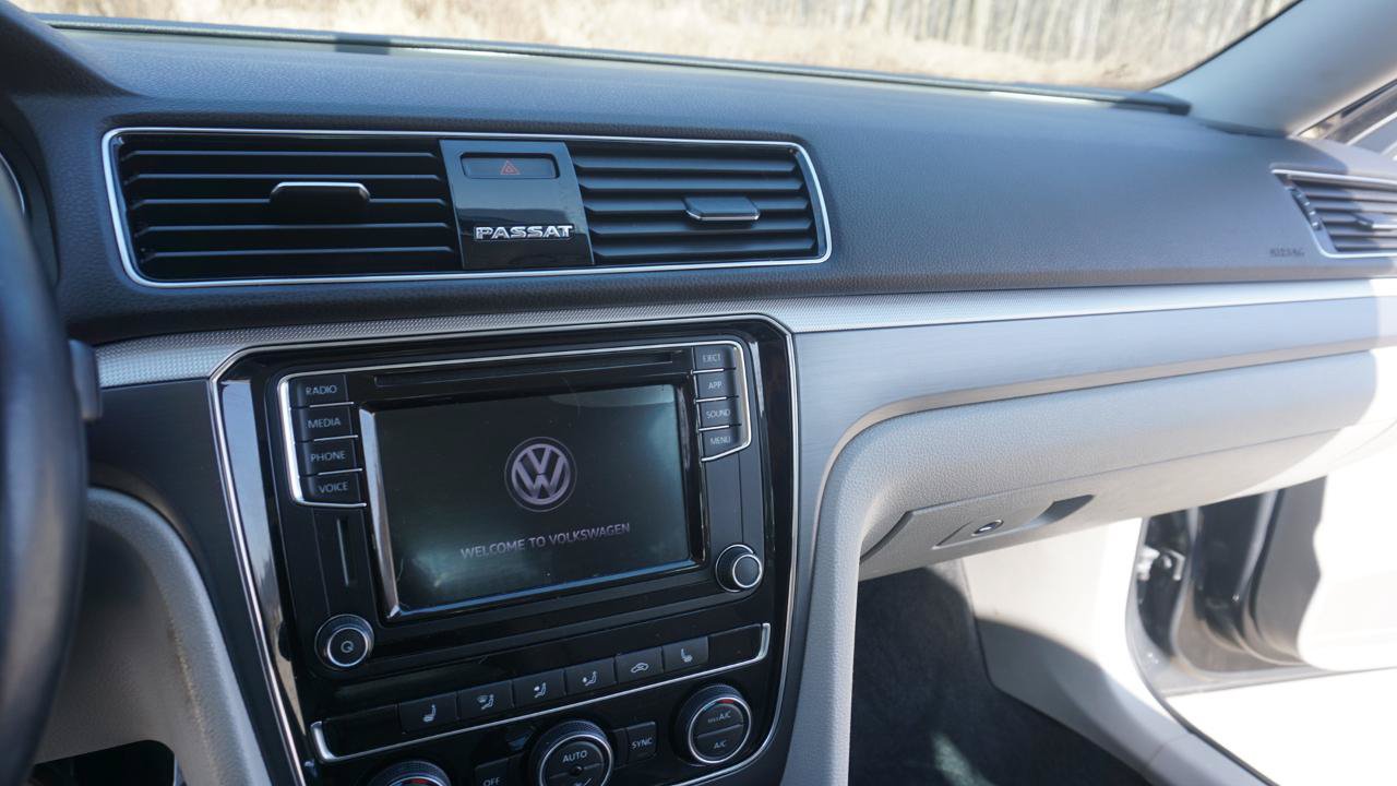 Used 2018 Volkswagen Passat 2.0T R-Line FWD image 15