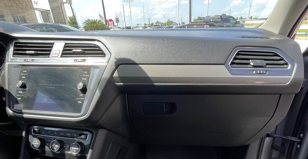 Used 2021 Volkswagen Tiguan SE image 32