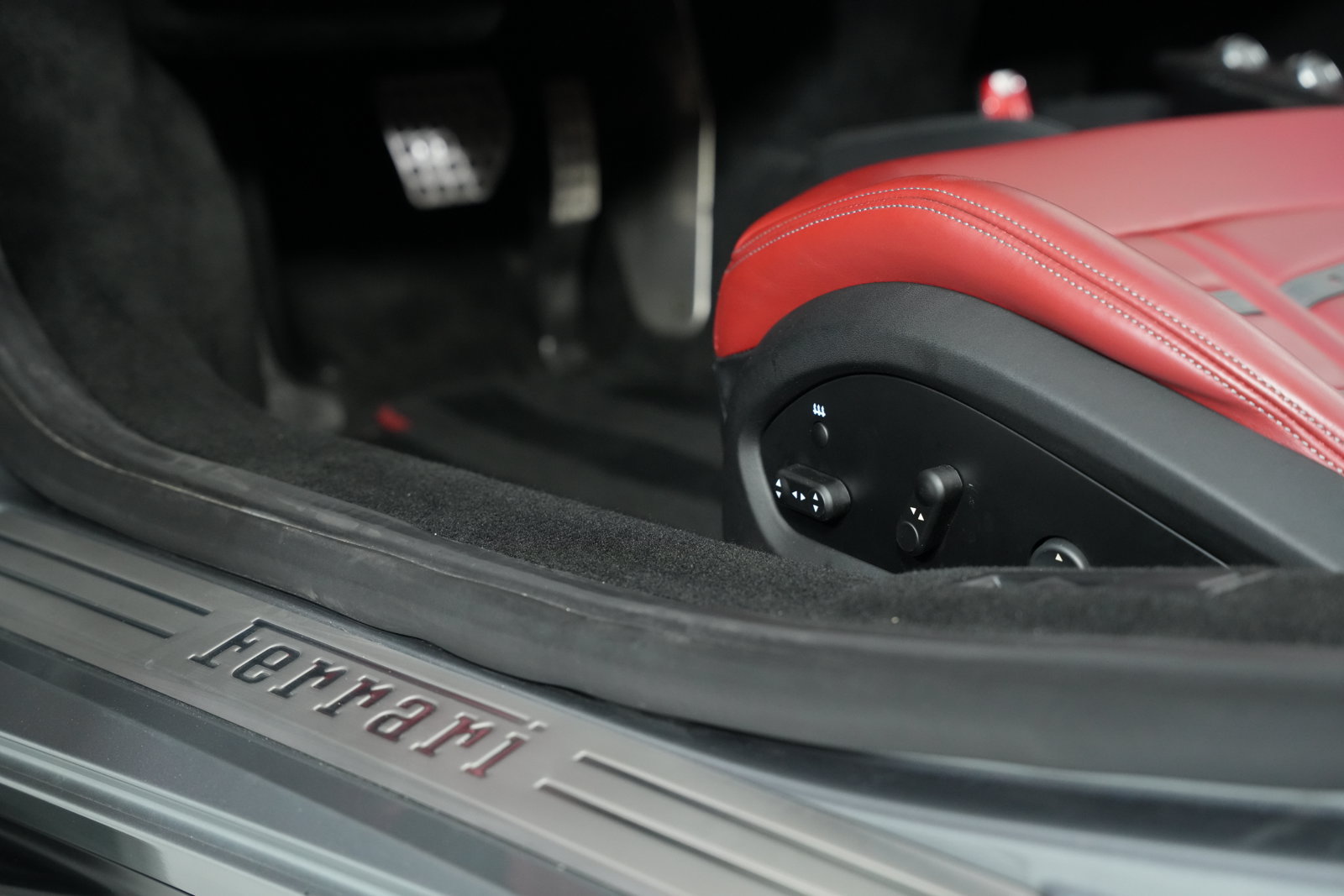 Used 2021 Ferrari F8 Spider RWD image 33