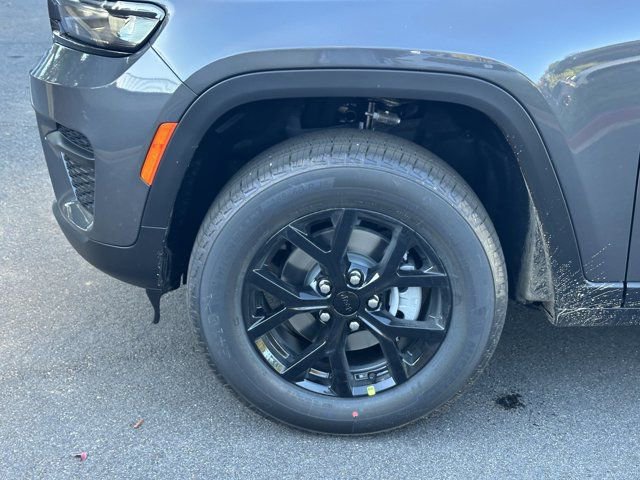 New 2025 Jeep Grand Cherokee Laredo image 11