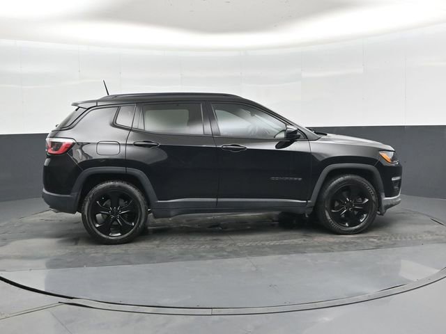 Used 2018 Jeep Compass Latitude FWD image 2