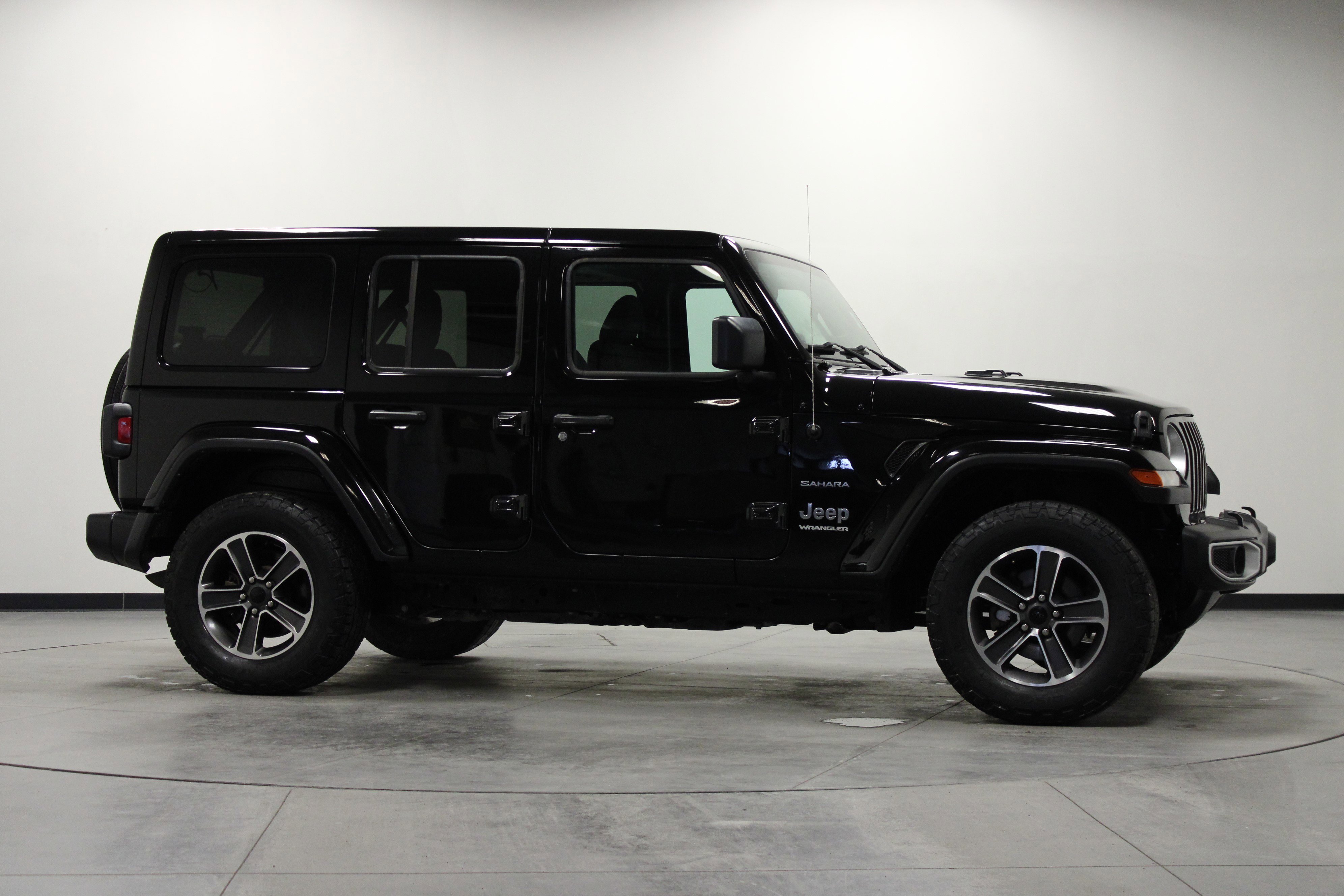 Used 2023 Jeep Wrangler Sahara AWD/4WD image 3