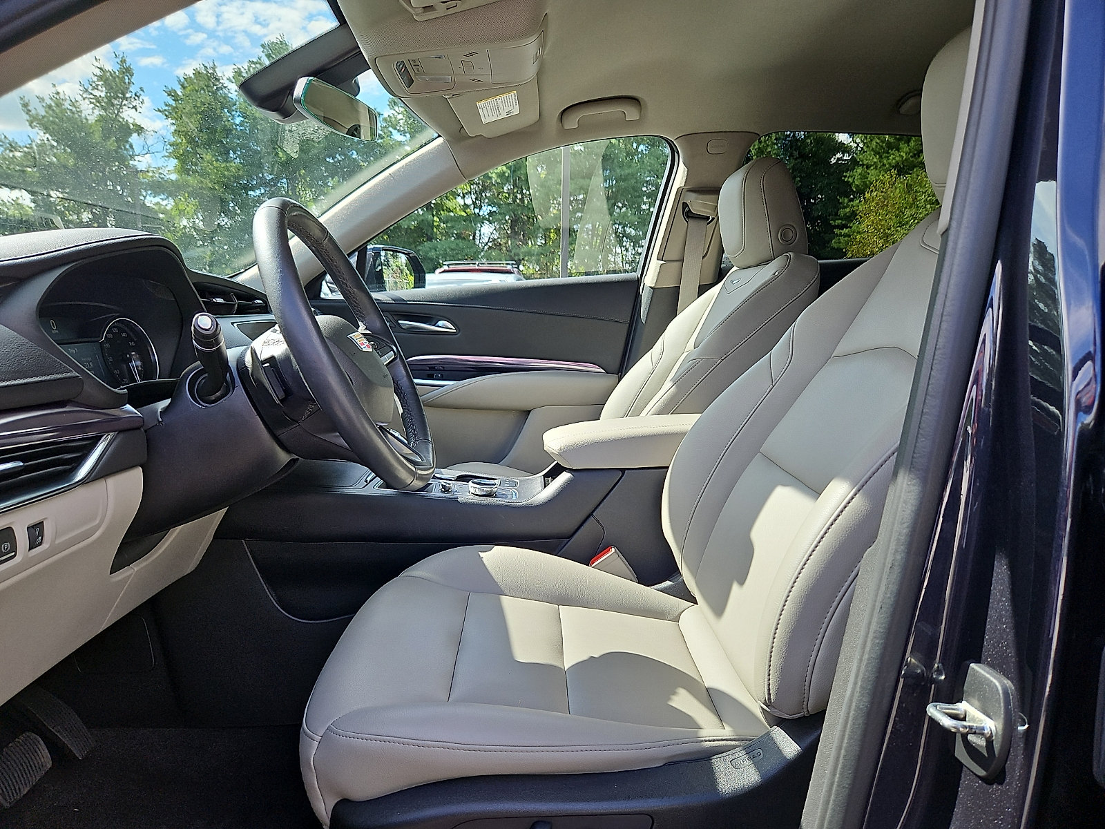 Used 2022 Cadillac XT4 Luxury w/ Cold Weather Package AWD/4WD image 14