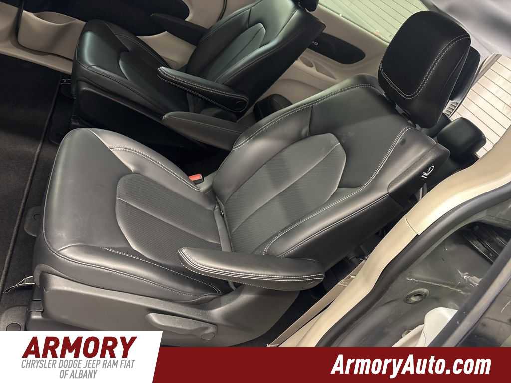 Used 2023 Chrysler Pacifica Touring-L w/ Uconnect Theater Family Group image 26