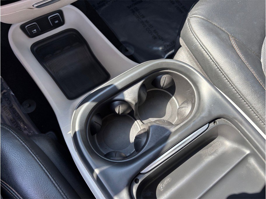 Used 2020 Chrysler Pacifica Touring-L FWD image 32