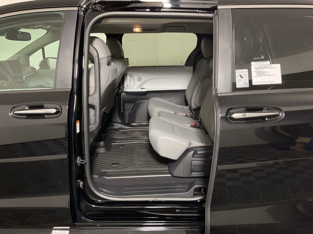 New 2026 Toyota Sienna XLE image 32