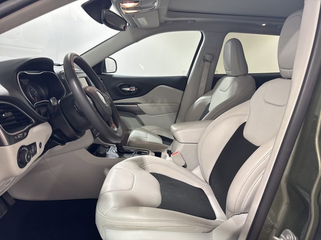 Used 2020 Jeep Cherokee Latitude Plus w/ Comfort/Convenience Group image 20