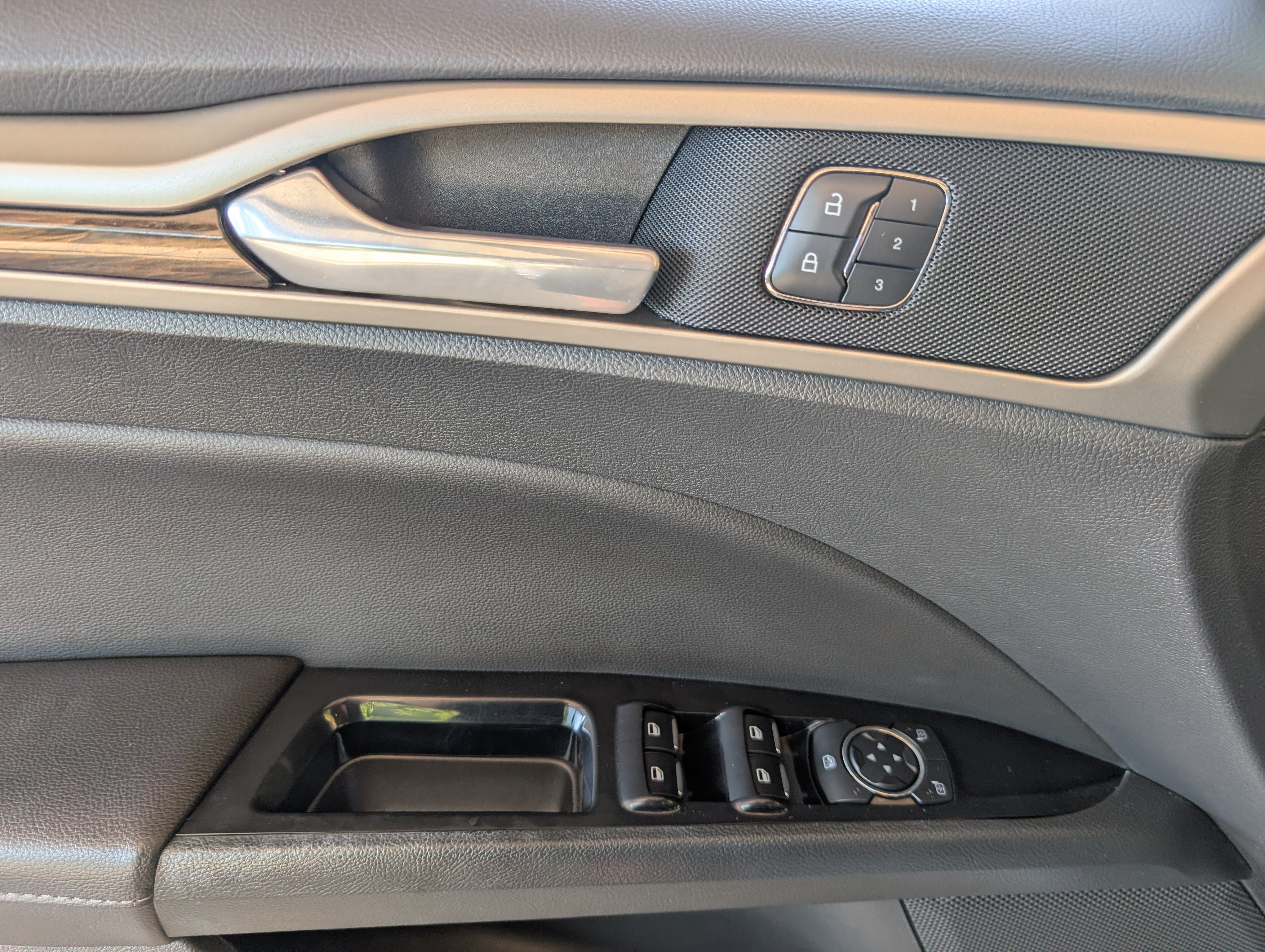 Used 2015 Ford Fusion Energi SE FWD image 12