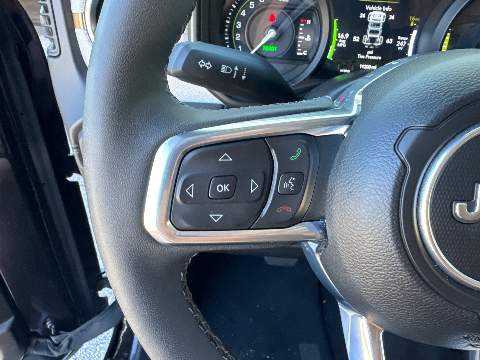 Used 2025 Jeep Wrangler Sahara w/ Safety Group image 23