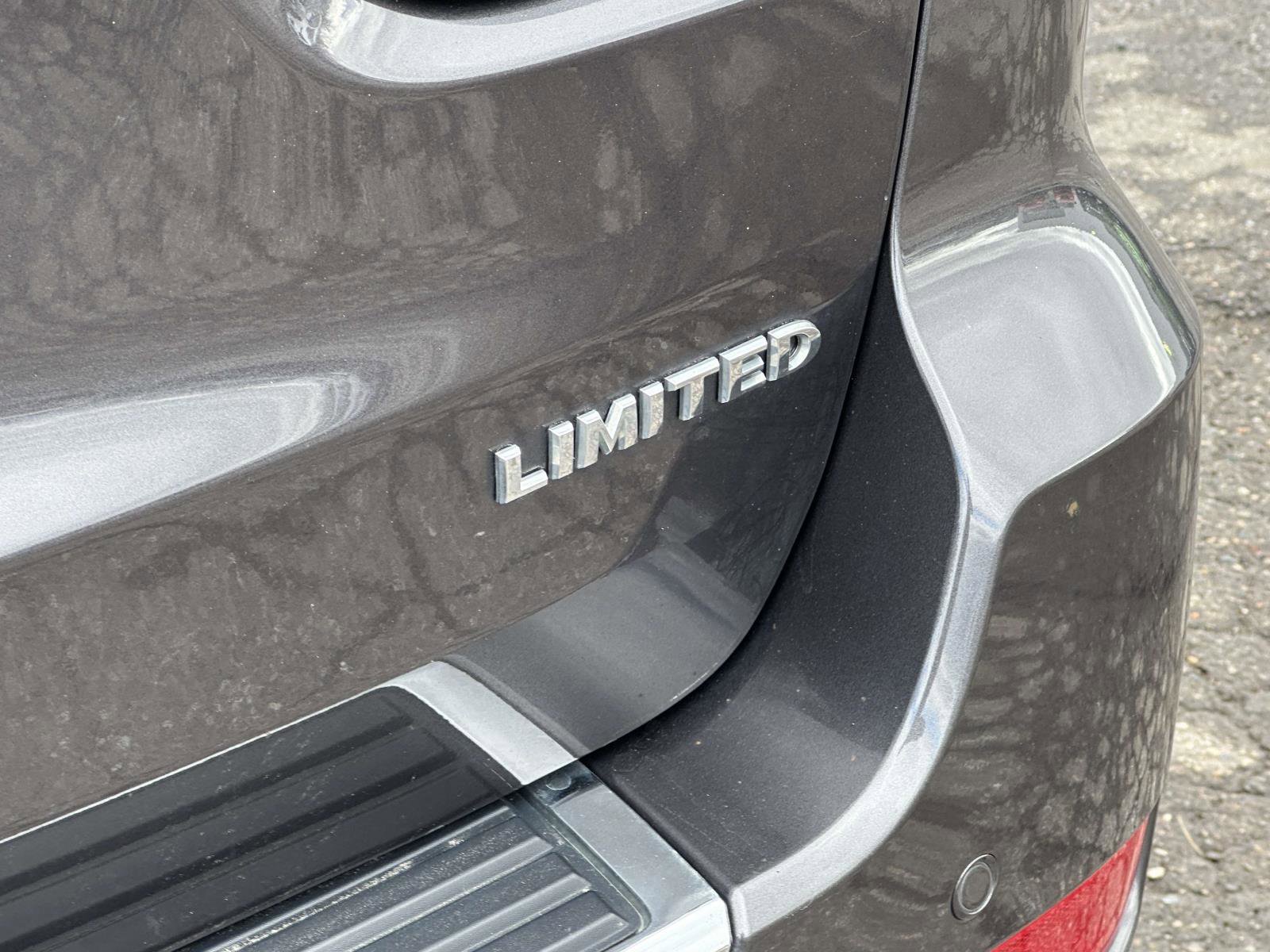 Used 2018 Jeep Grand Cherokee Limited image 10