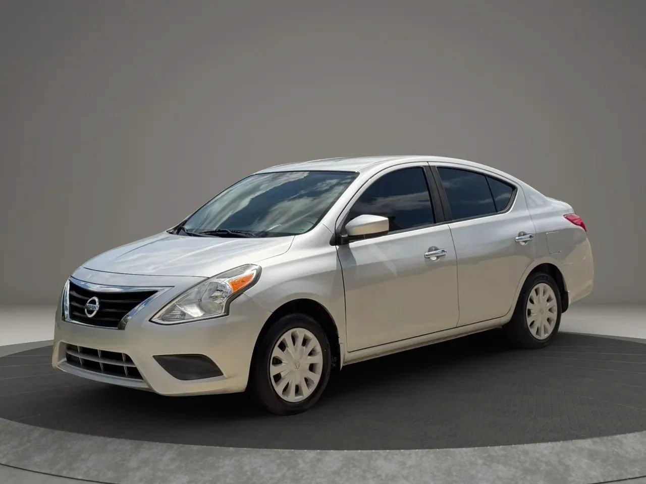 Used 2018 Nissan Versa SV FWD image 7